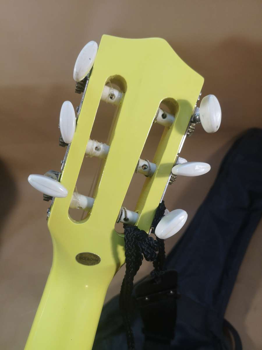 Original Nickelodeon SpongeBob SquarePants Acoustic Junior Guitar with Bag