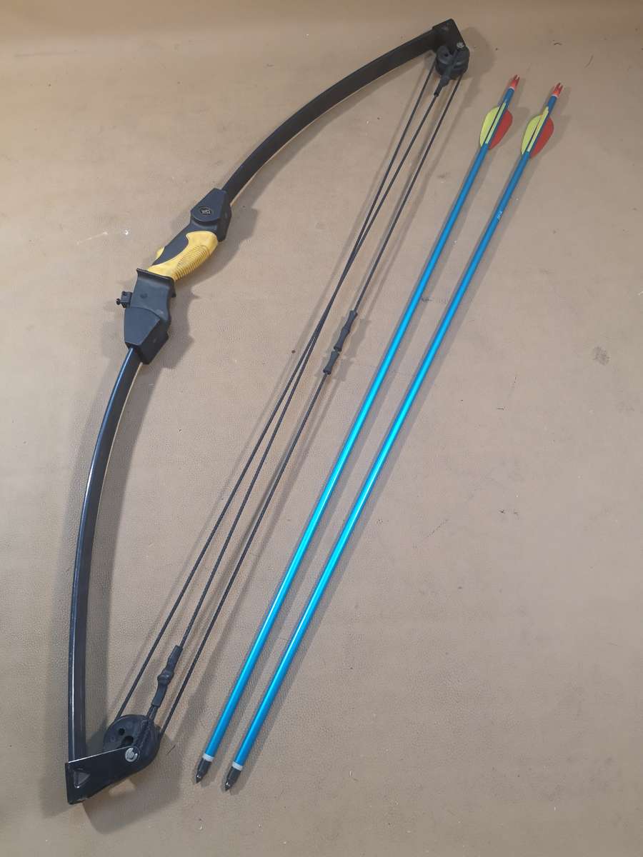 BARNETT LIL BANSHEE ARCHERY BOW AND ARROWS 1 OF 3 ON AUCTION