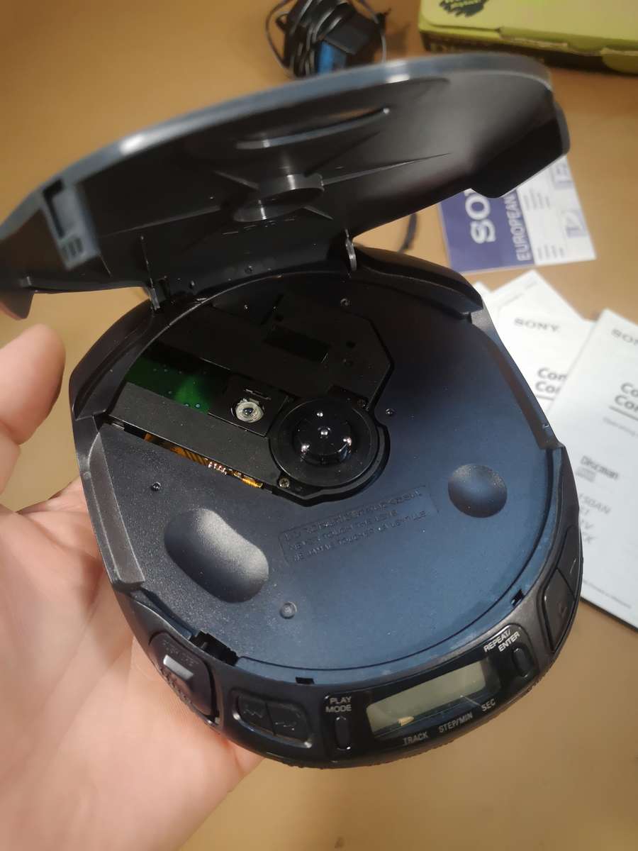 Amazing!!! SONY Discman D-153 Digital Mega Bass Portable Compact Disc CD Player COMPLETE in box