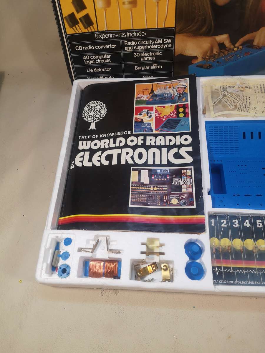 Rare Vintage 1979 World of Radio & Electronics 200 Experiments Tree of Knowledge Complete in Box