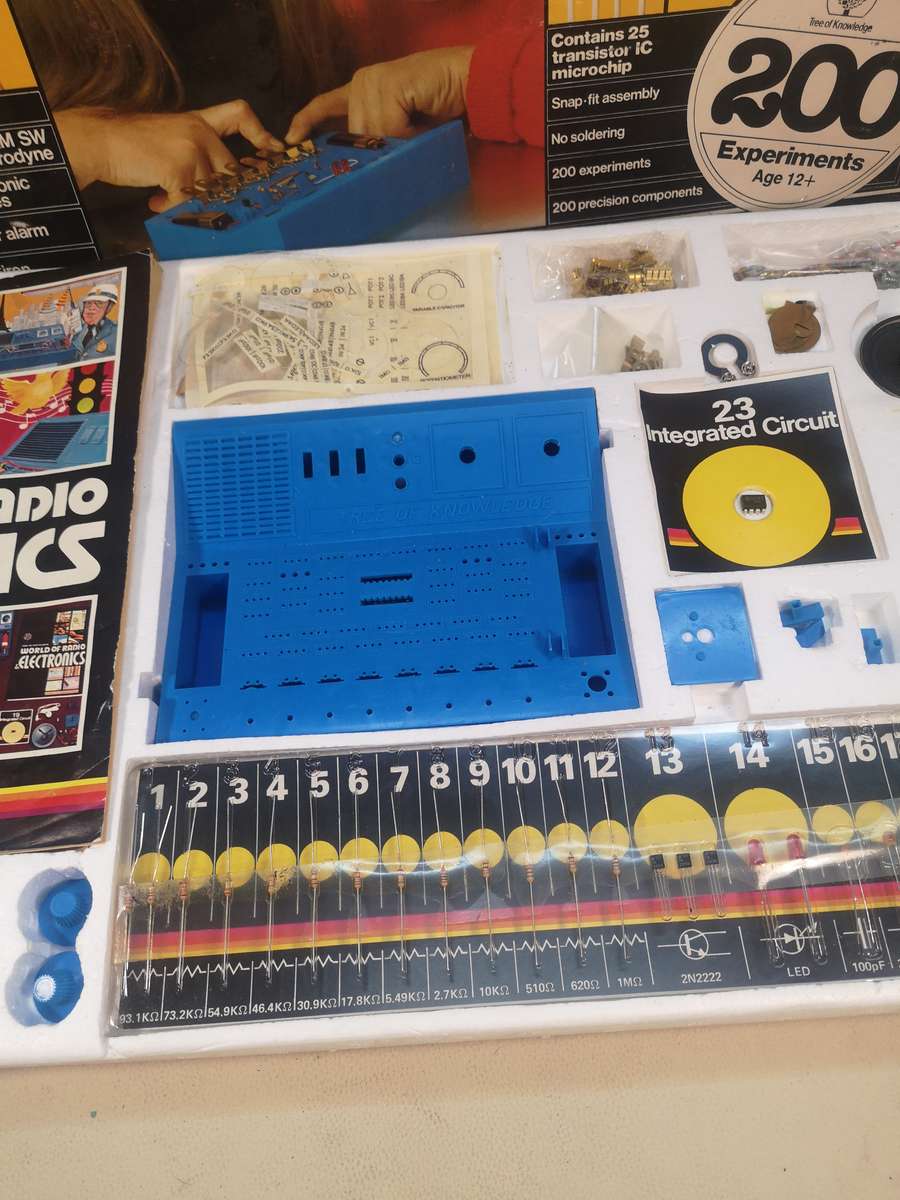 Rare Vintage 1979 World of Radio & Electronics 200 Experiments Tree of Knowledge Complete in Box
