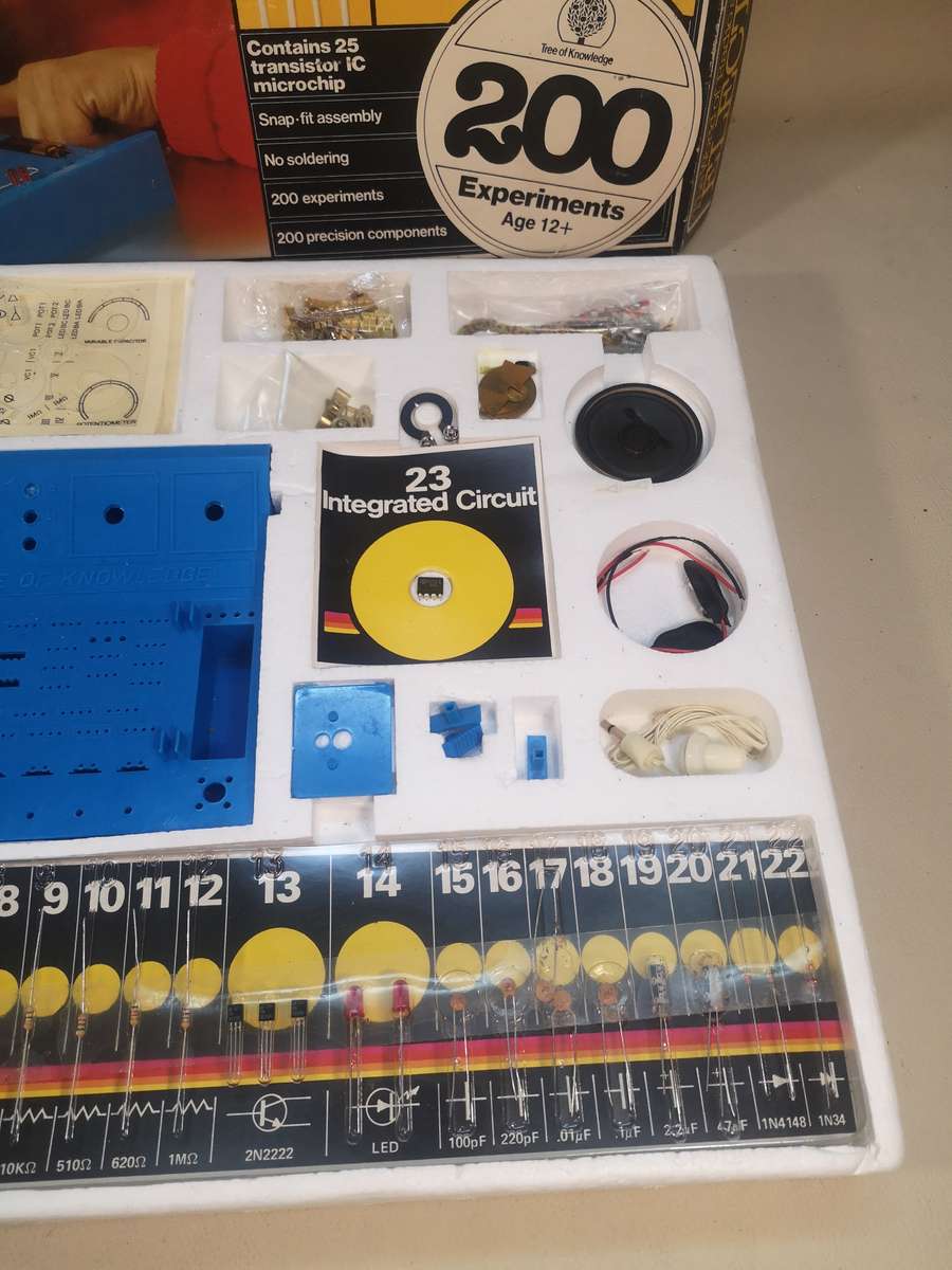 Rare Vintage 1979 World of Radio & Electronics 200 Experiments Tree of Knowledge Complete in Box