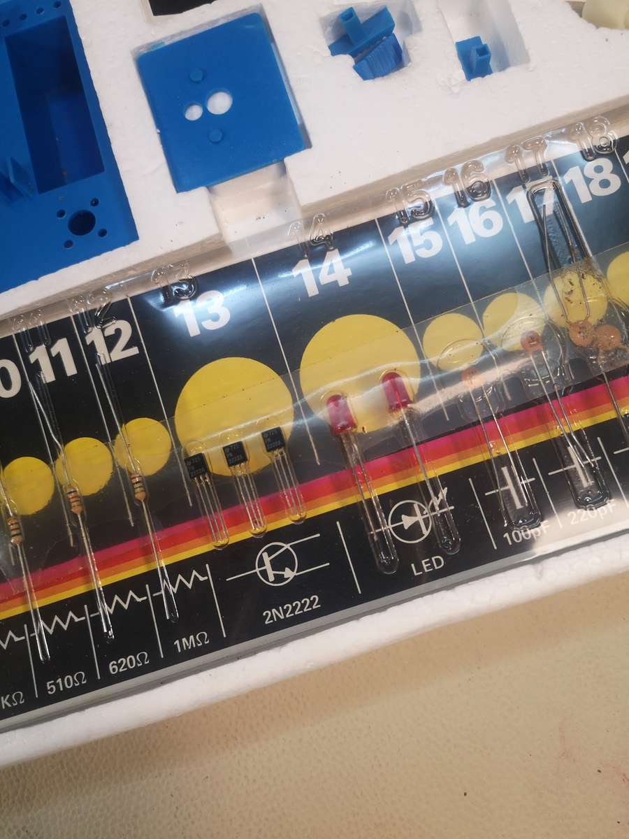 Rare Vintage 1979 World of Radio & Electronics 200 Experiments Tree of Knowledge Complete in Box