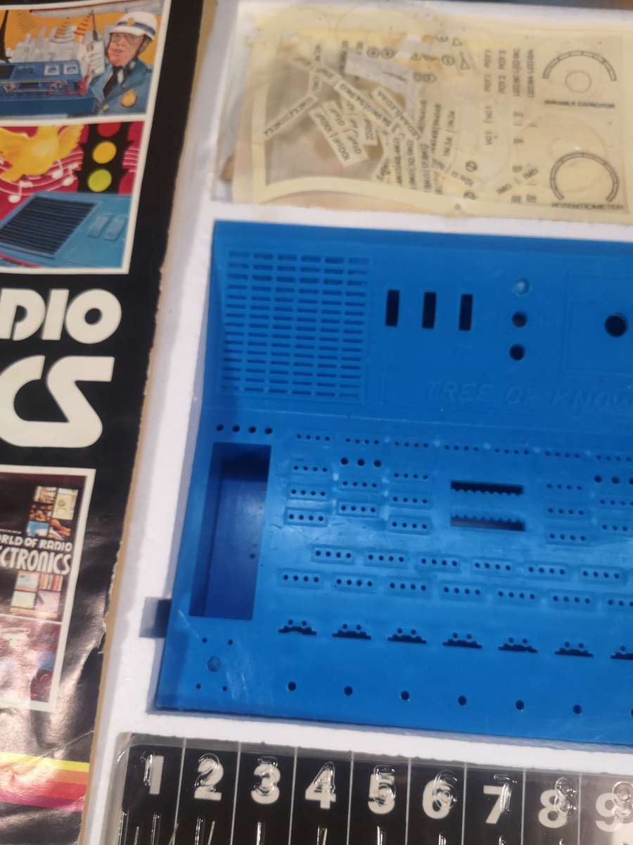 Rare Vintage 1979 World of Radio & Electronics 200 Experiments Tree of Knowledge Complete in Box