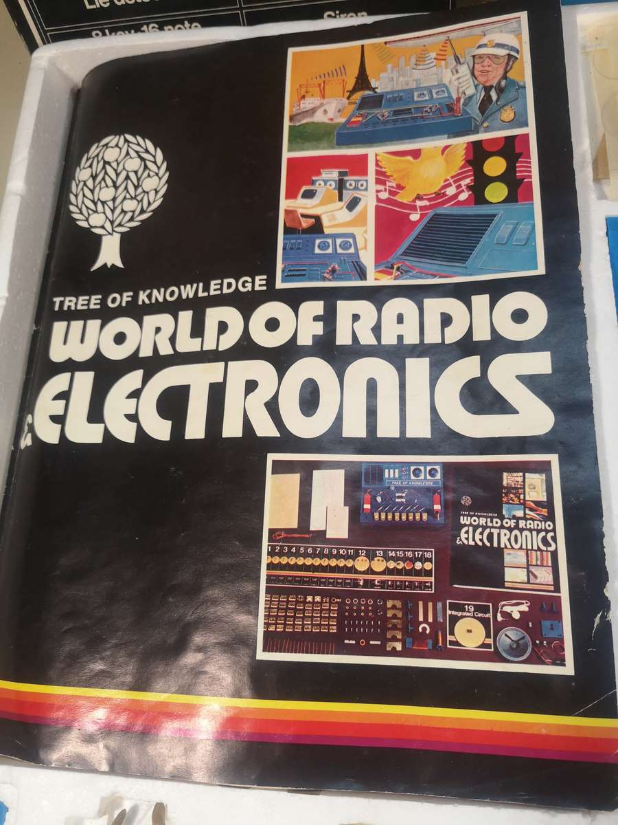 Rare Vintage 1979 World of Radio & Electronics 200 Experiments Tree of Knowledge Complete in Box