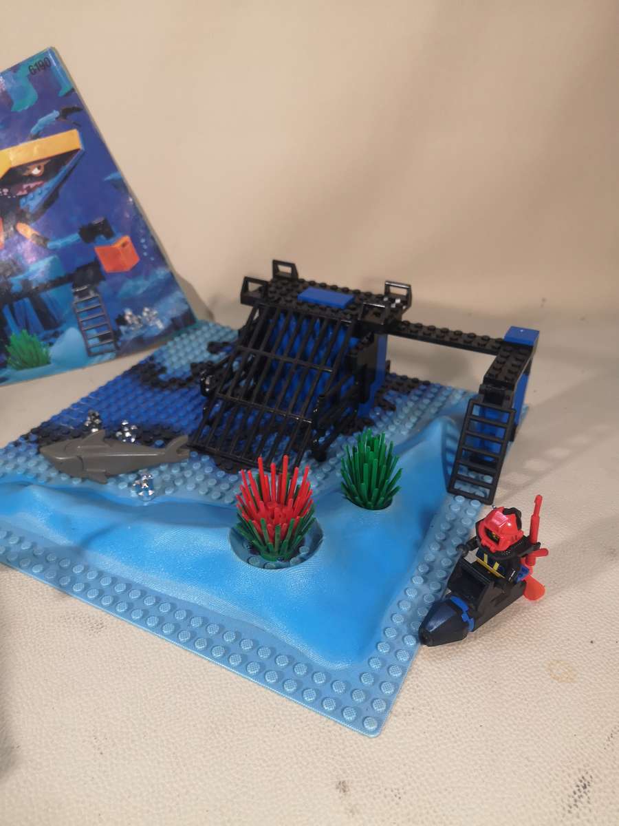 Vintage 1990's Lego 6190 Shark's Crystal Cave Aquazone Aquasharks submarine
