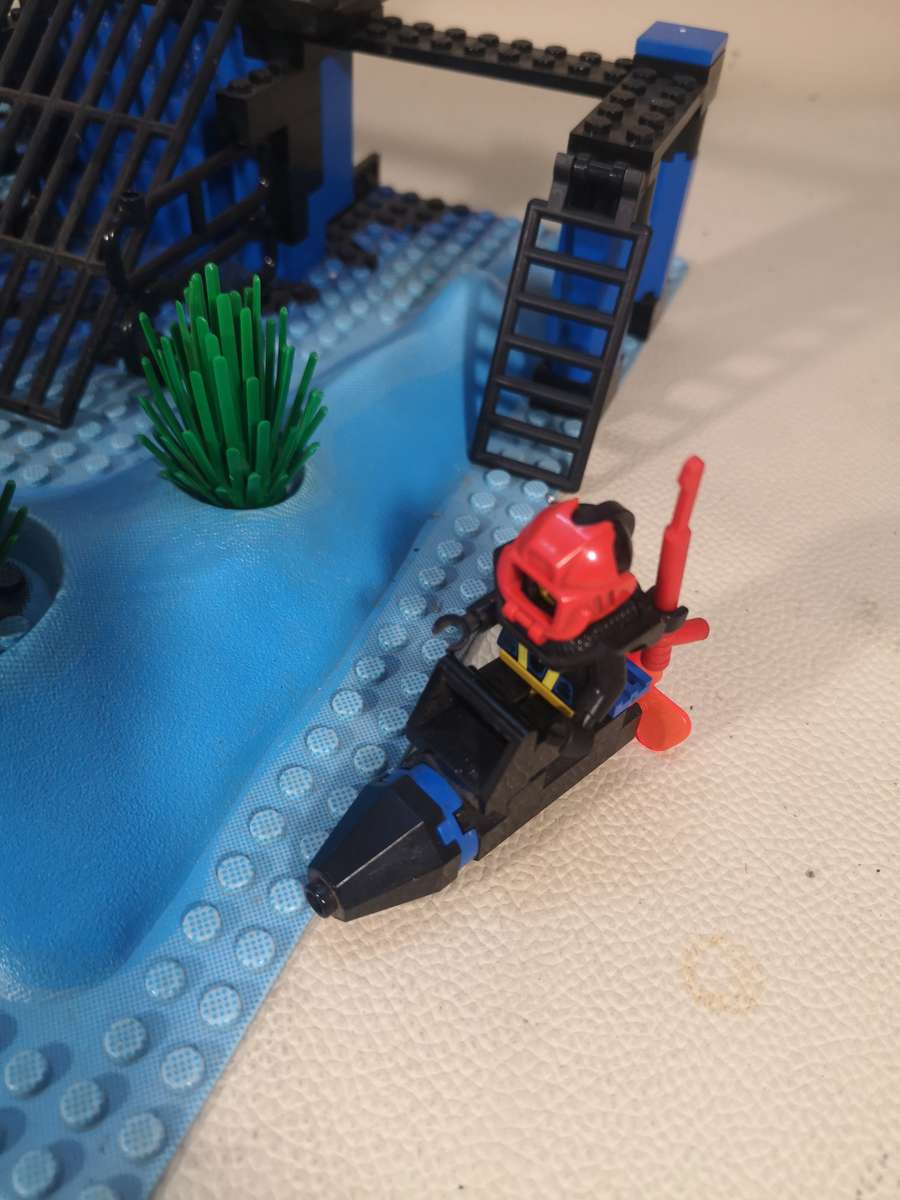 Vintage 1990's Lego 6190 Shark's Crystal Cave Aquazone Aquasharks submarine