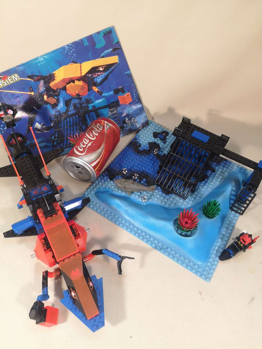 Vintage 1990's Lego 6190 Shark's Crystal Cave Aquazone Aquasharks submarine