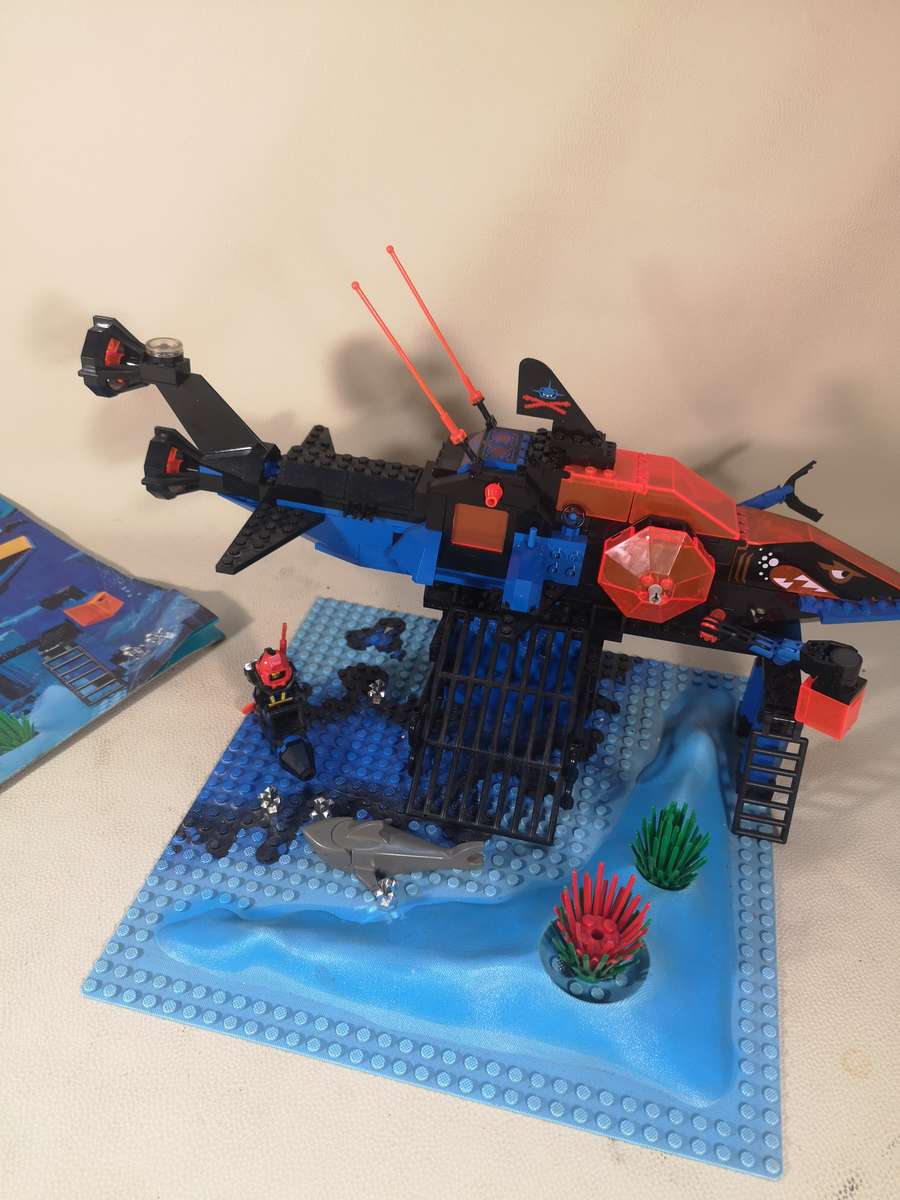 Vintage 1990's Lego 6190 Shark's Crystal Cave Aquazone Aquasharks submarine