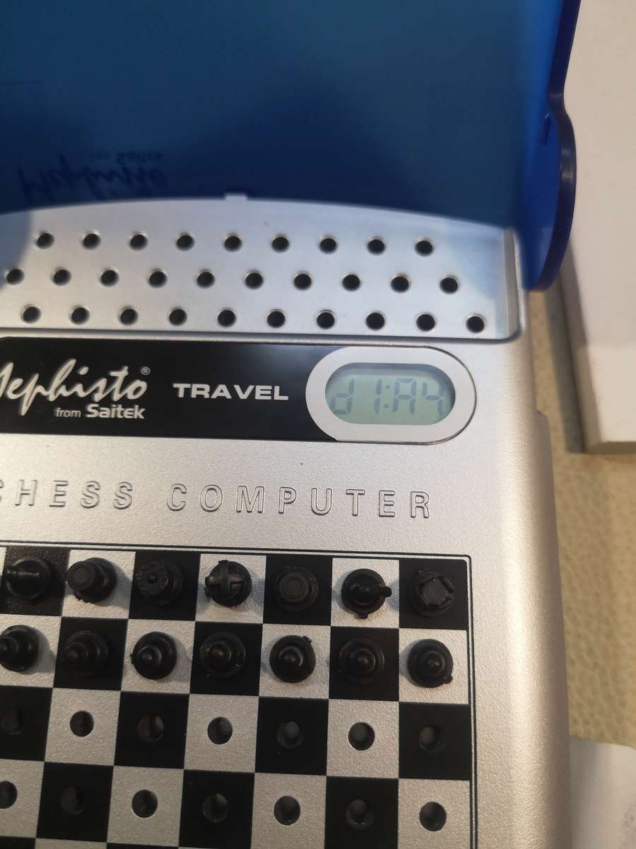 Kasparov Saitek Advanced Travel Chess Computer from Mephisto 64 levels