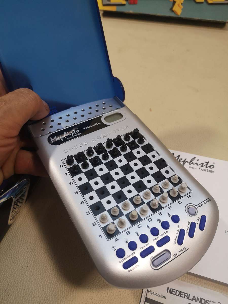 Kasparov Saitek Advanced Travel Chess Computer from Mephisto 64 levels