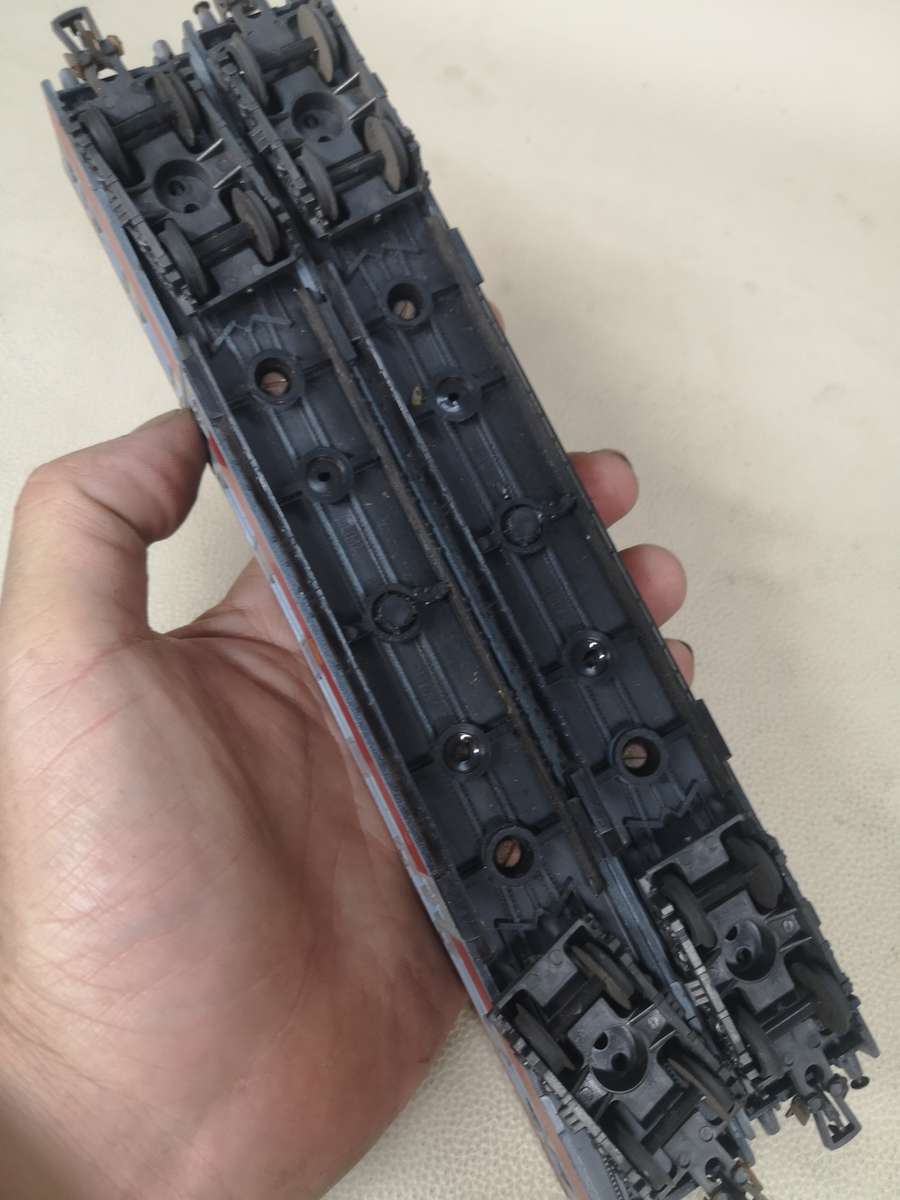 LIMA HO SCALE SOUTH AFRICAN RAILWAYS EARLY SUBURBAN PRETORIA 10877 1st CLASS COACHES