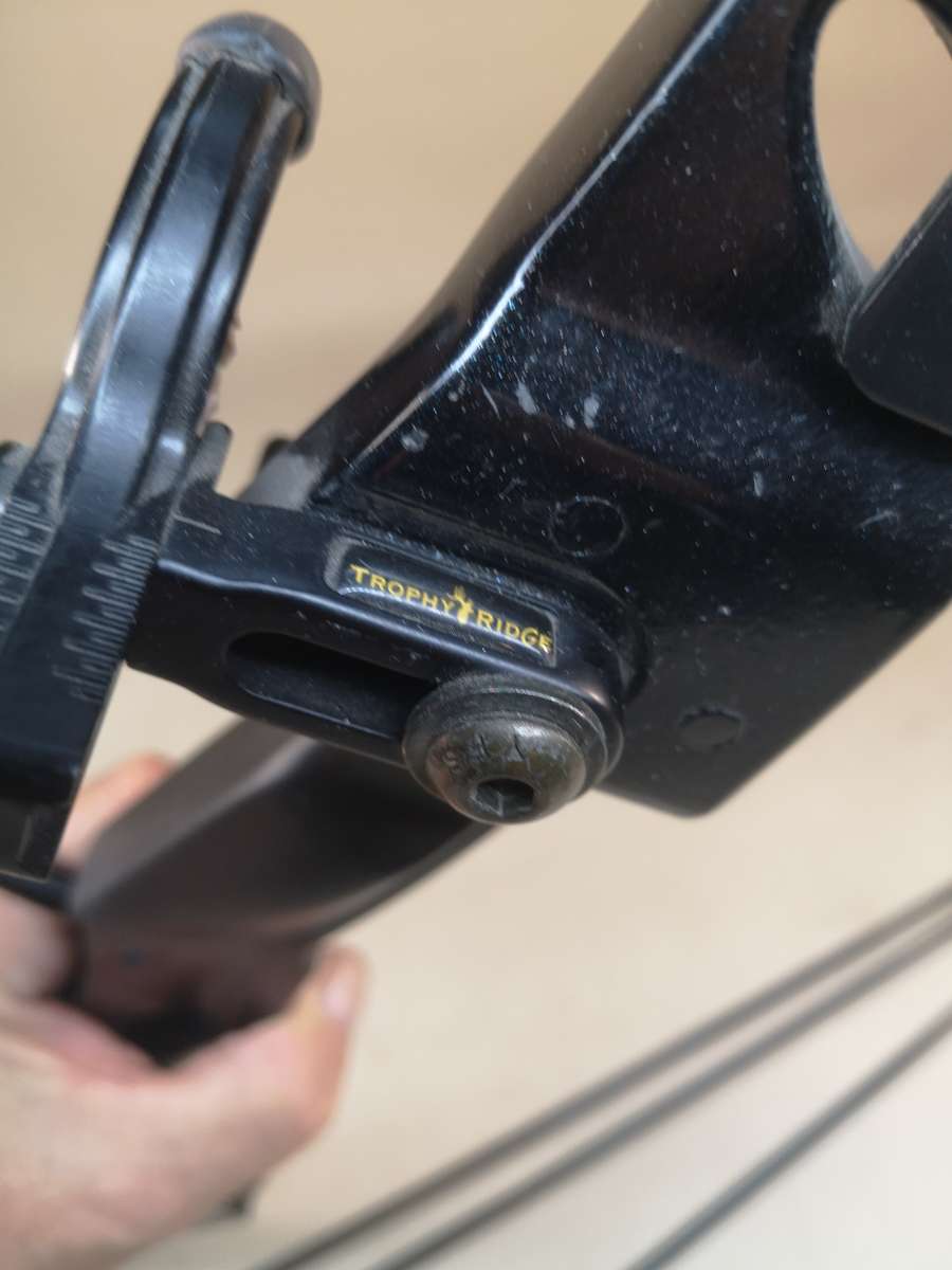 55 LBS 29" Draw Length Archery Hunting Compound Bow - CB55B with a Trophy Ridge Sight & 3 New Arrows