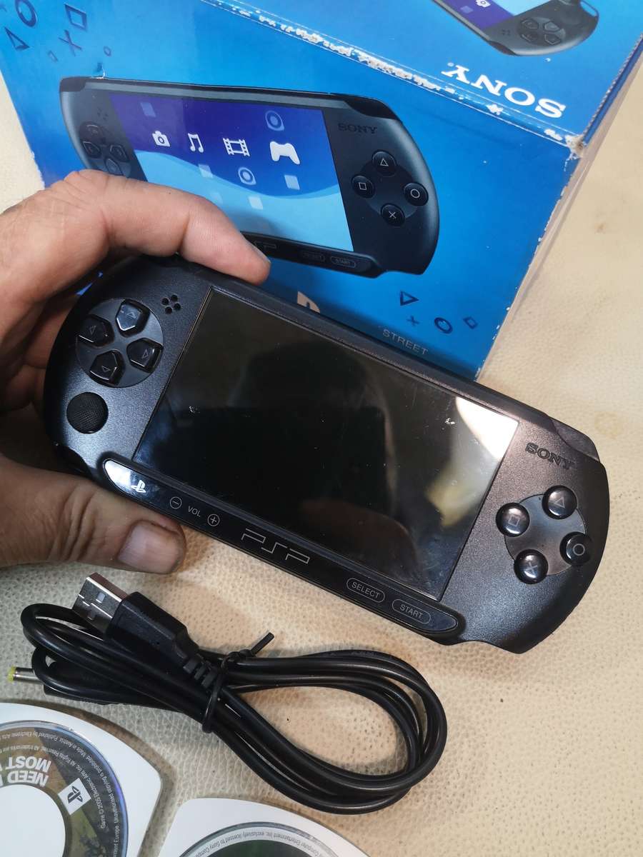 Sony psp sreet (Psp - E1004) charcoal black console with original packaging and games bundle
