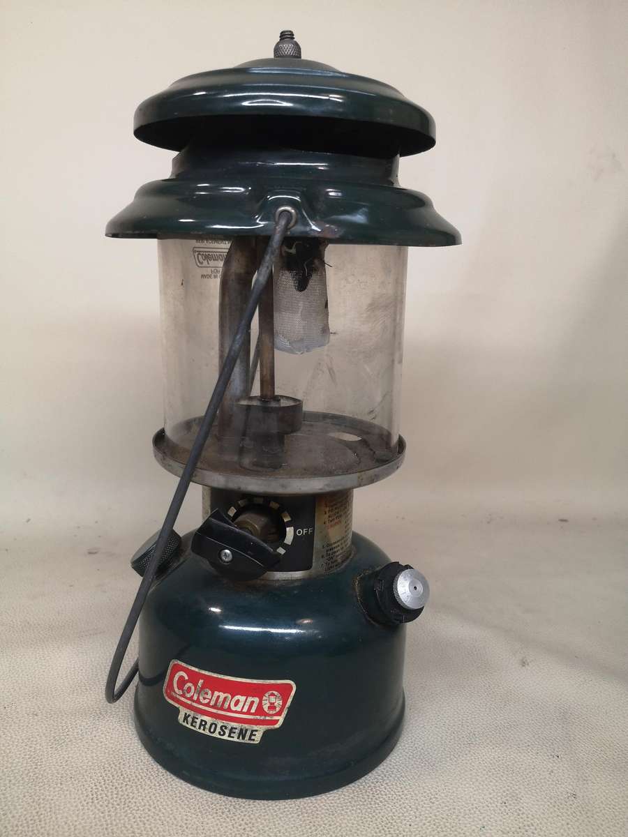 Vintage COLEMAN MODEL 214A-700 KEROSENE LANTERN LAMP Made In USA 1 of 2 On Auction now