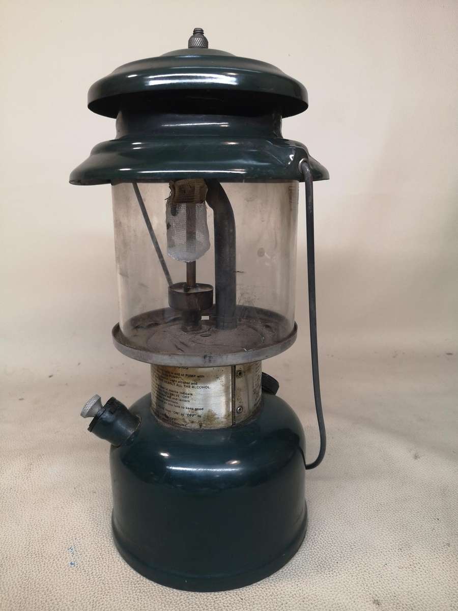 Vintage COLEMAN MODEL 214A-700 KEROSENE LANTERN LAMP Made In USA 1 of 2 On Auction now