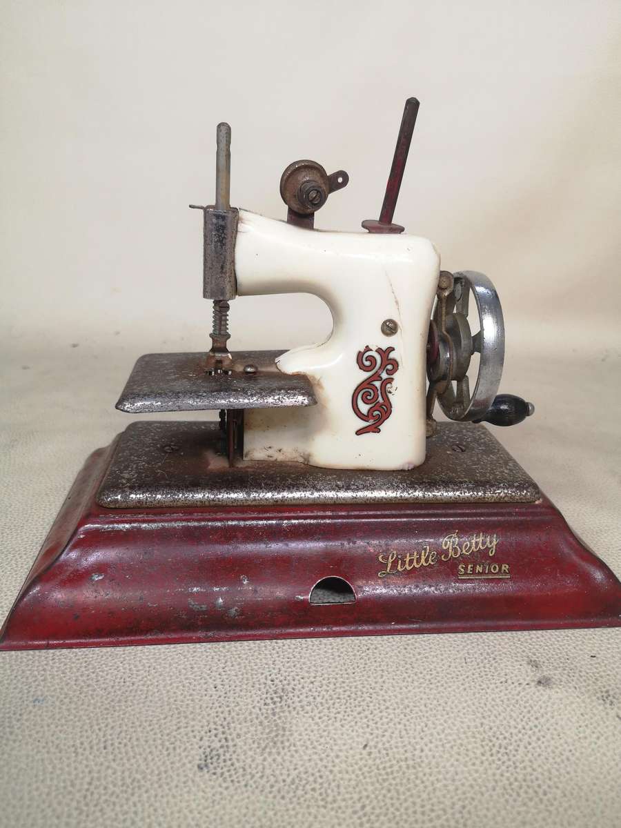 Vintage Little Betty Senior hand cranked child`s toy sewing machine (Metal)