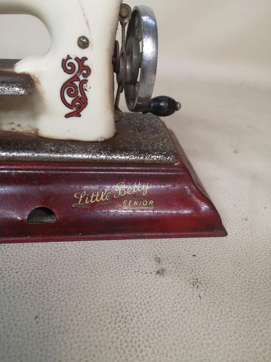 Vintage Little Betty Senior hand cranked child`s toy sewing machine (Metal)