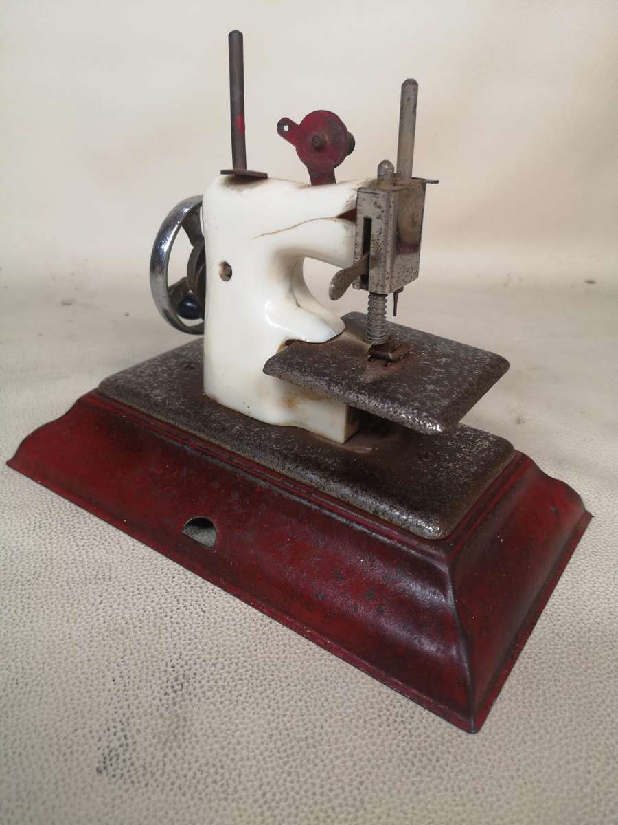 Vintage Little Betty Senior hand cranked child`s toy sewing machine (Metal)