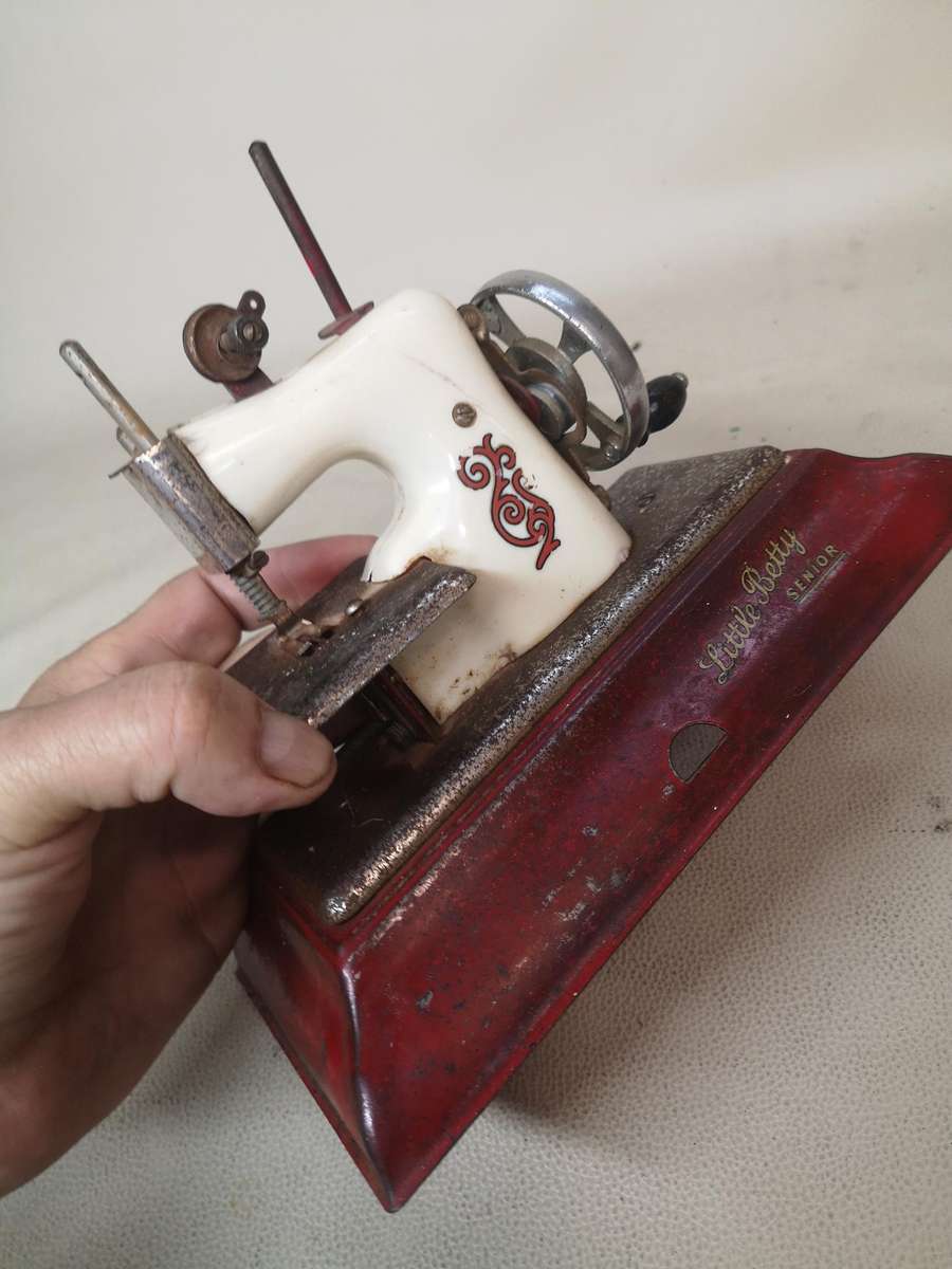 Vintage Little Betty Senior hand cranked child`s toy sewing machine (Metal)