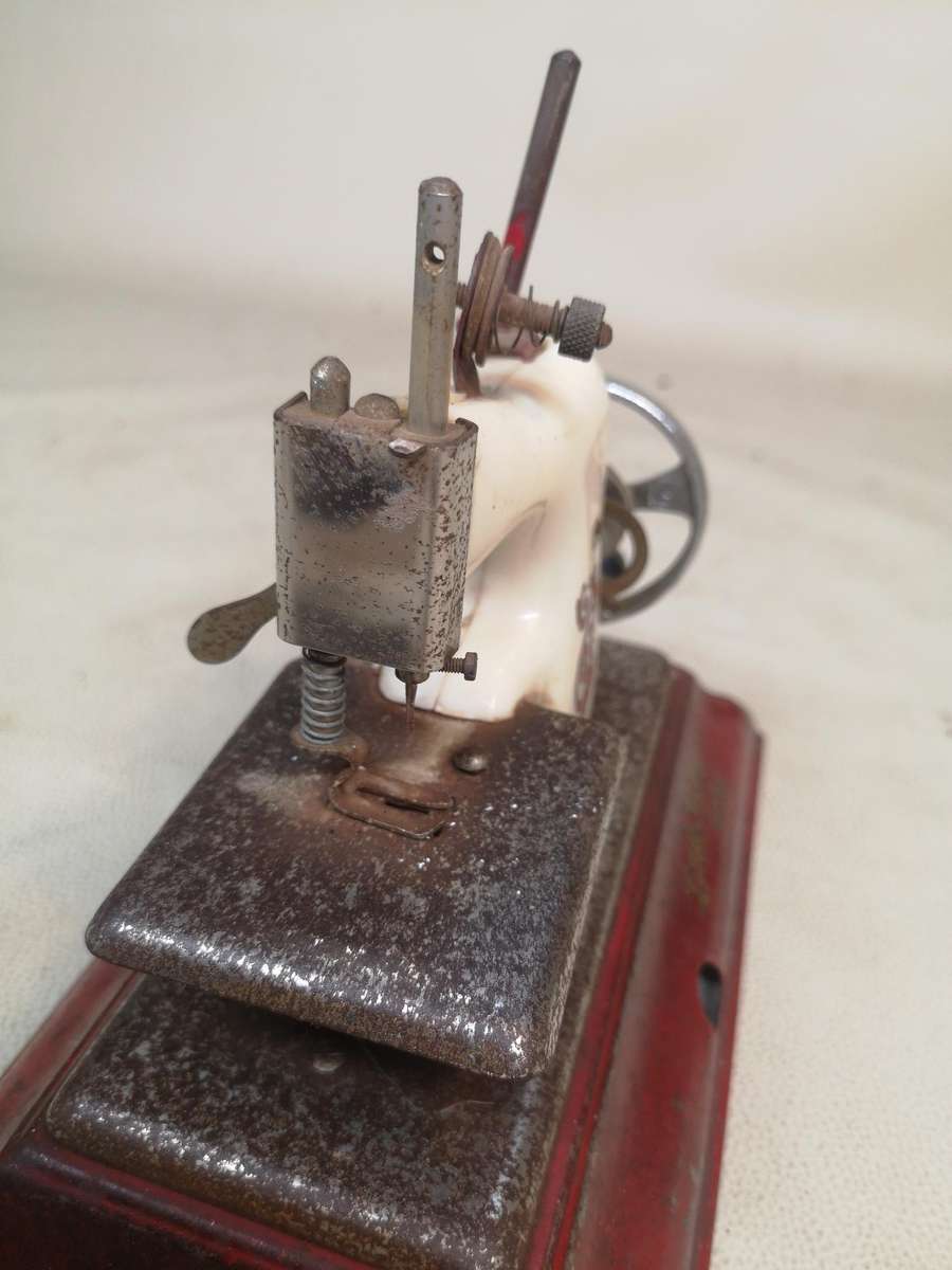 Vintage Little Betty Senior hand cranked child`s toy sewing machine (Metal)