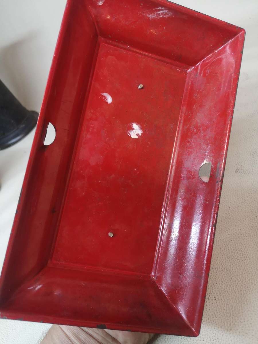 Vintage Little Betty Senior hand cranked child`s toy sewing machine (Metal)