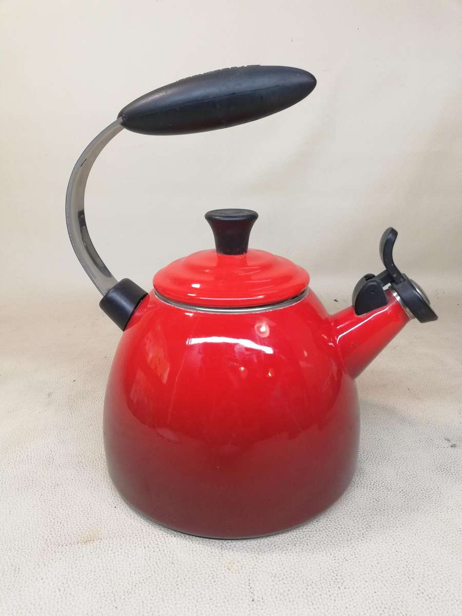 Le Creuset 1.5Q / 1.4L Classic Whistling Tea Kettle Cherry Red Enamel