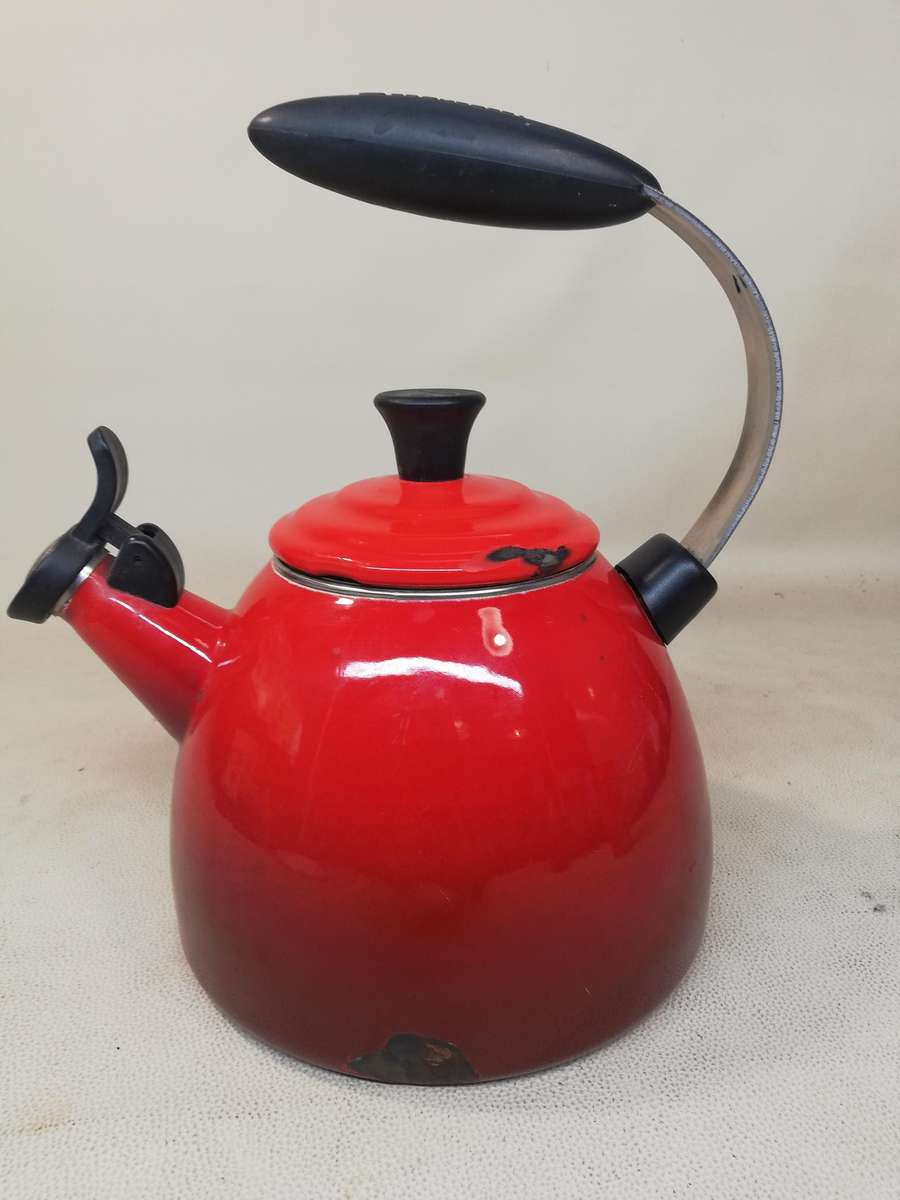 Le Creuset 1.5Q / 1.4L Classic Whistling Tea Kettle Cherry Red Enamel