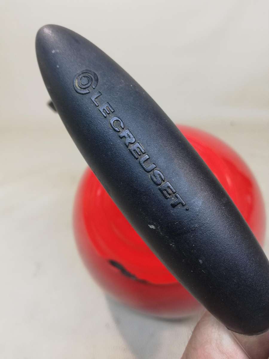 Le Creuset 1.5Q / 1.4L Classic Whistling Tea Kettle Cherry Red Enamel