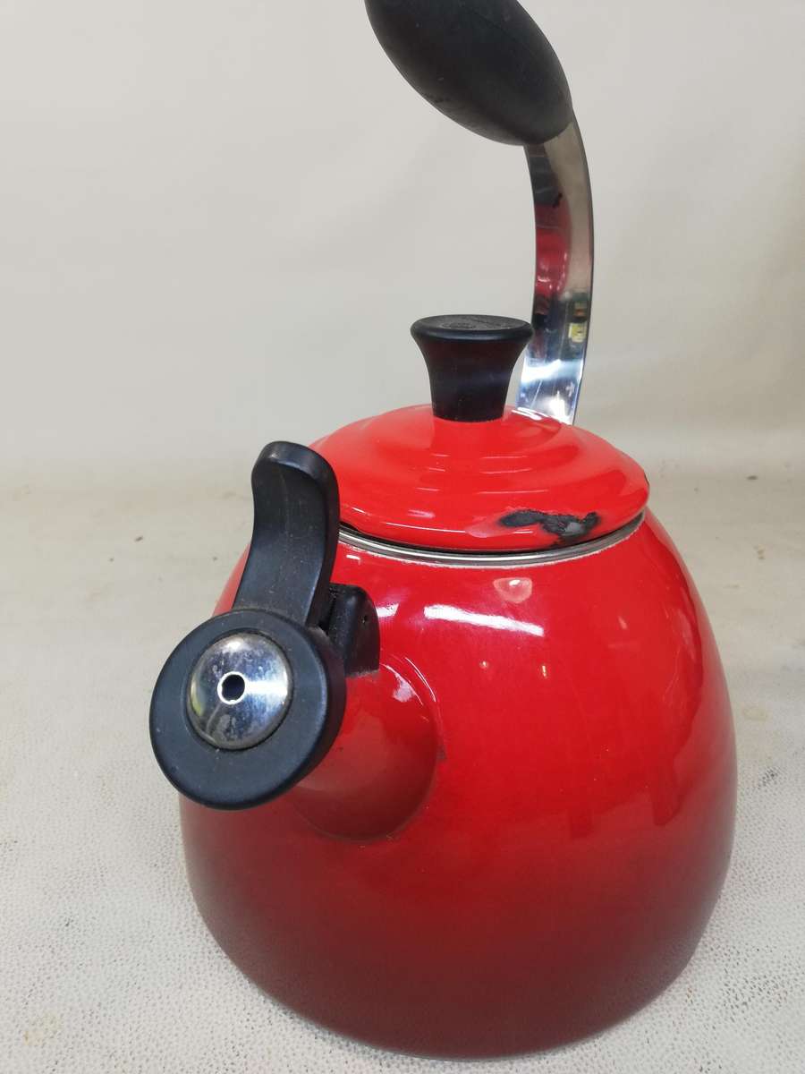 Le Creuset 1.5Q / 1.4L Classic Whistling Tea Kettle Cherry Red Enamel