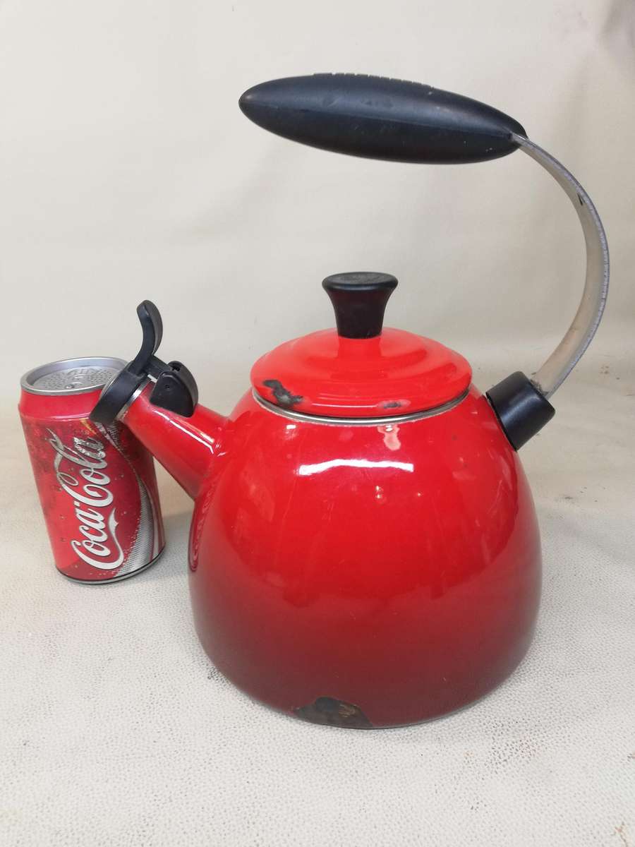 Le Creuset 1.5Q / 1.4L Classic Whistling Tea Kettle Cherry Red Enamel