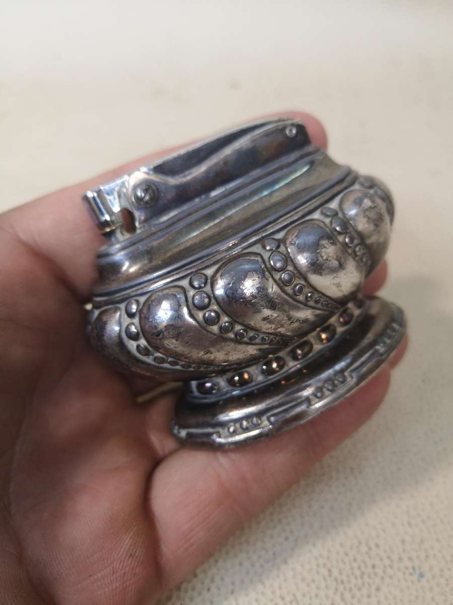Very beautiful!! Antique Ronson Crown Lighter, made in Canada (Good condition)