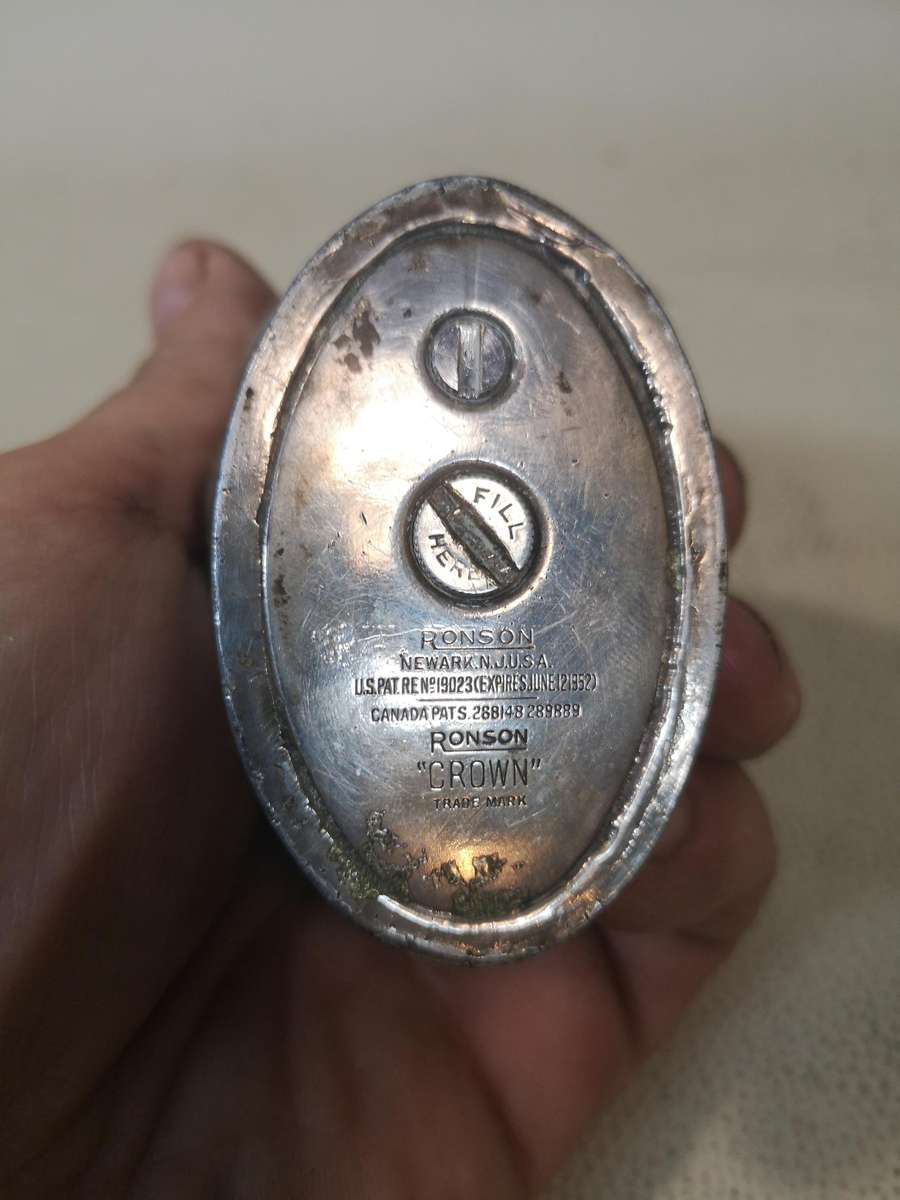 Very beautiful!! Antique Ronson Crown Lighter, made in Canada (Good condition)