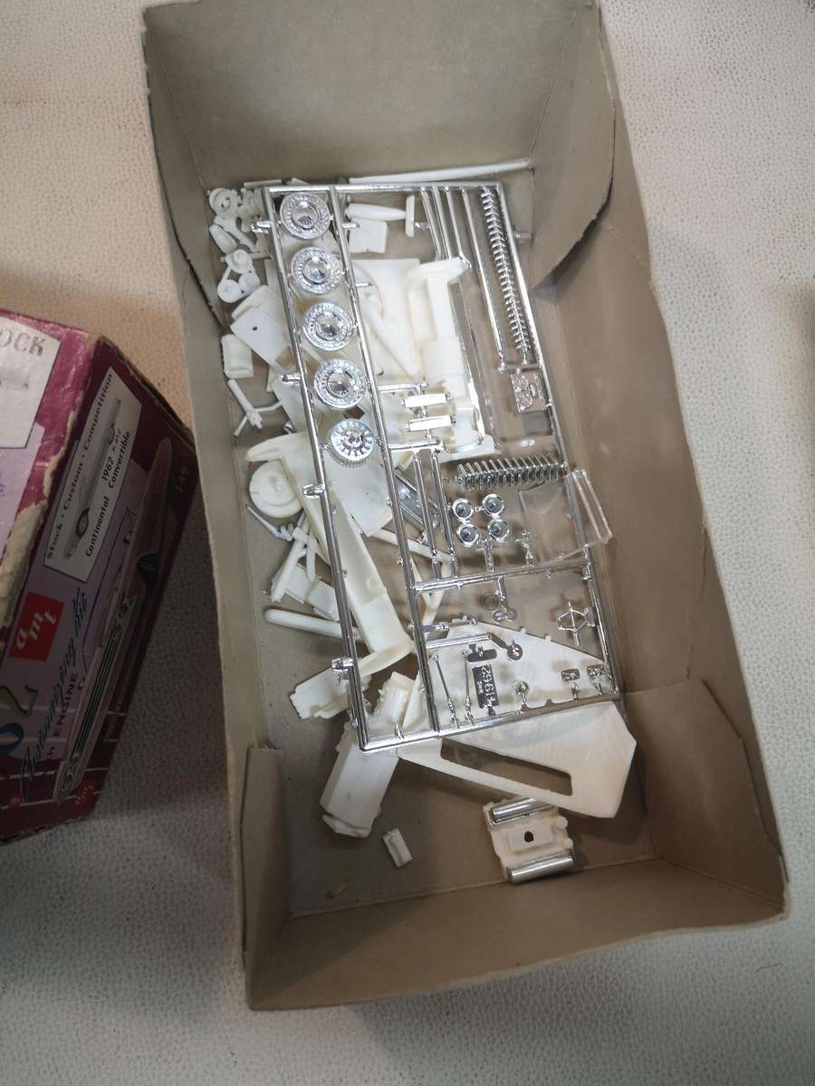 Vintage AMT 1962 Ford Galaxie Sunliner Model Car Kit