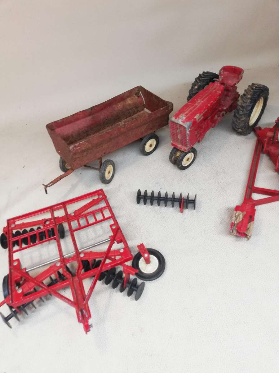 Vintage ERTL International Harvester Tractor With A Lot of Implements - Diecast 1:16 Scale