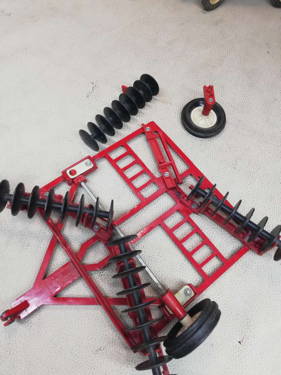 Vintage ERTL International Harvester Tractor With A Lot of Implements - Diecast 1:16 Scale