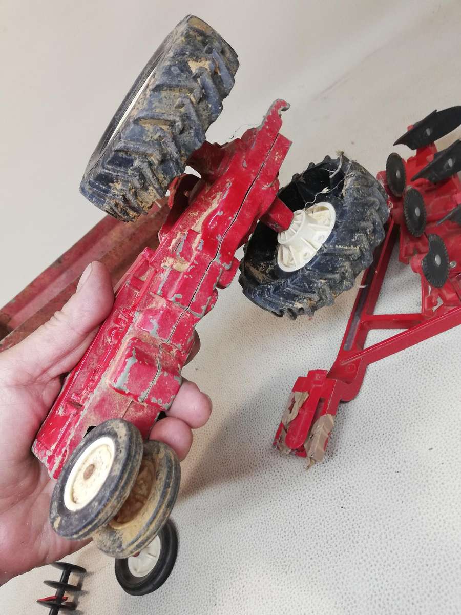 Vintage ERTL International Harvester Tractor With A Lot of Implements - Diecast 1:16 Scale