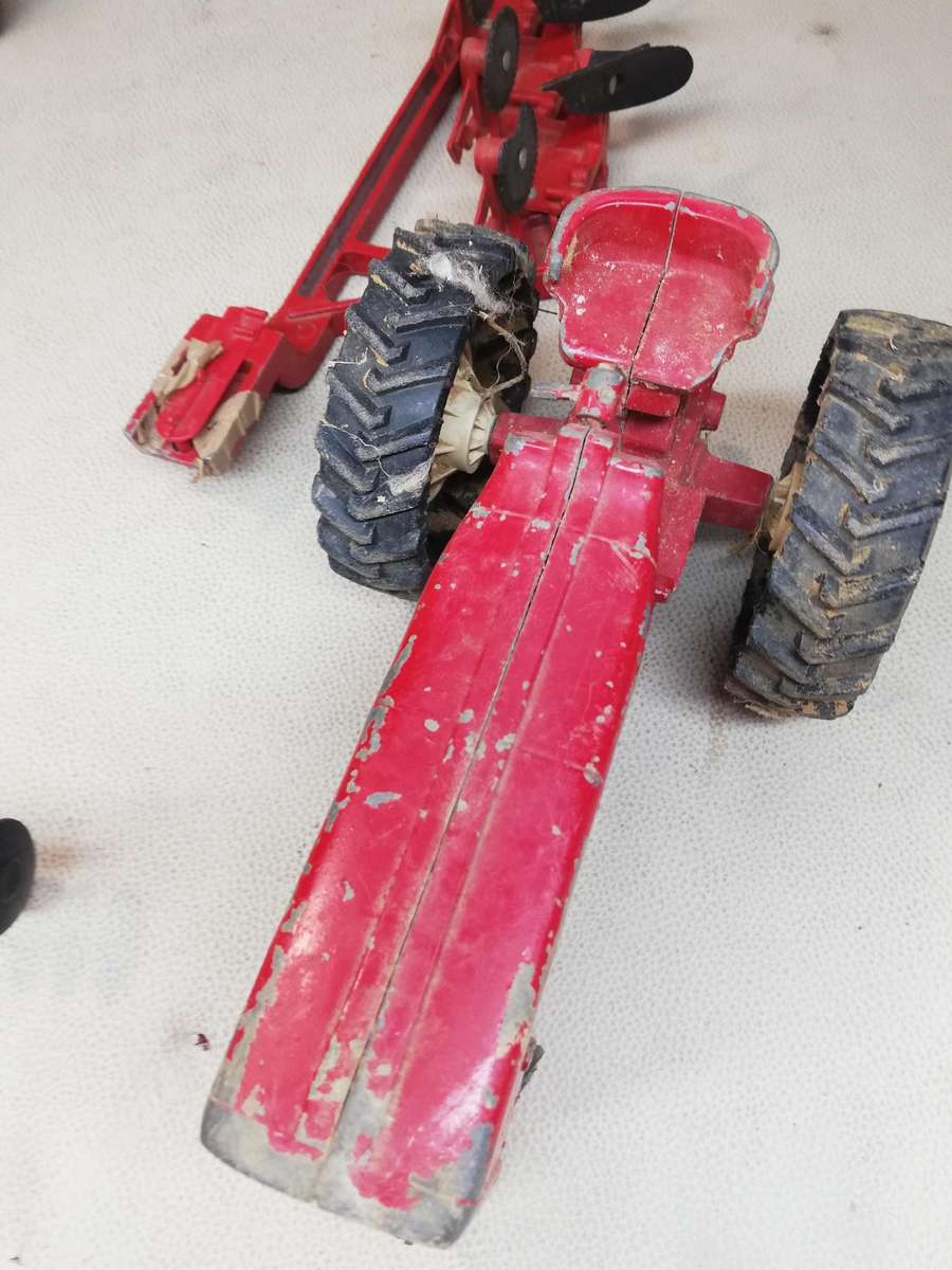 Vintage ERTL International Harvester Tractor With A Lot of Implements - Diecast 1:16 Scale