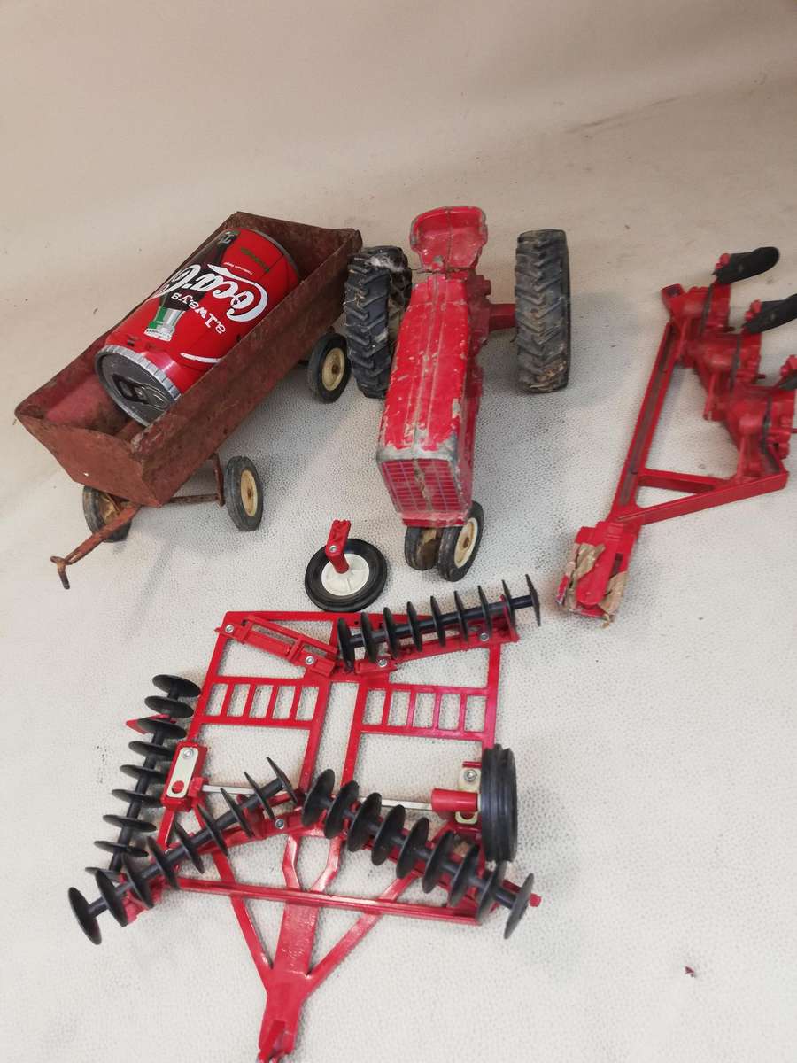 Vintage ERTL International Harvester Tractor With A Lot of Implements - Diecast 1:16 Scale