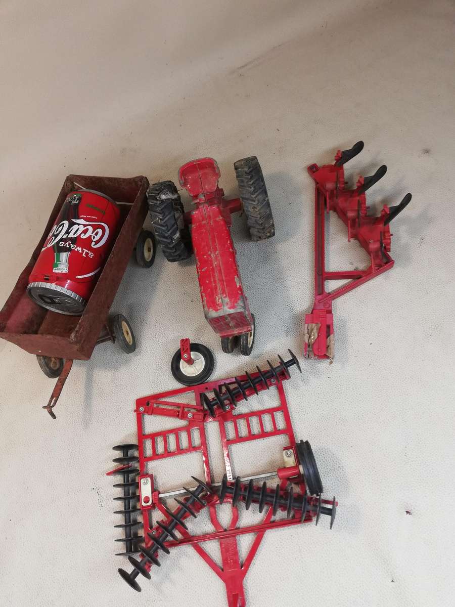 Vintage ERTL International Harvester Tractor With A Lot of Implements - Diecast 1:16 Scale