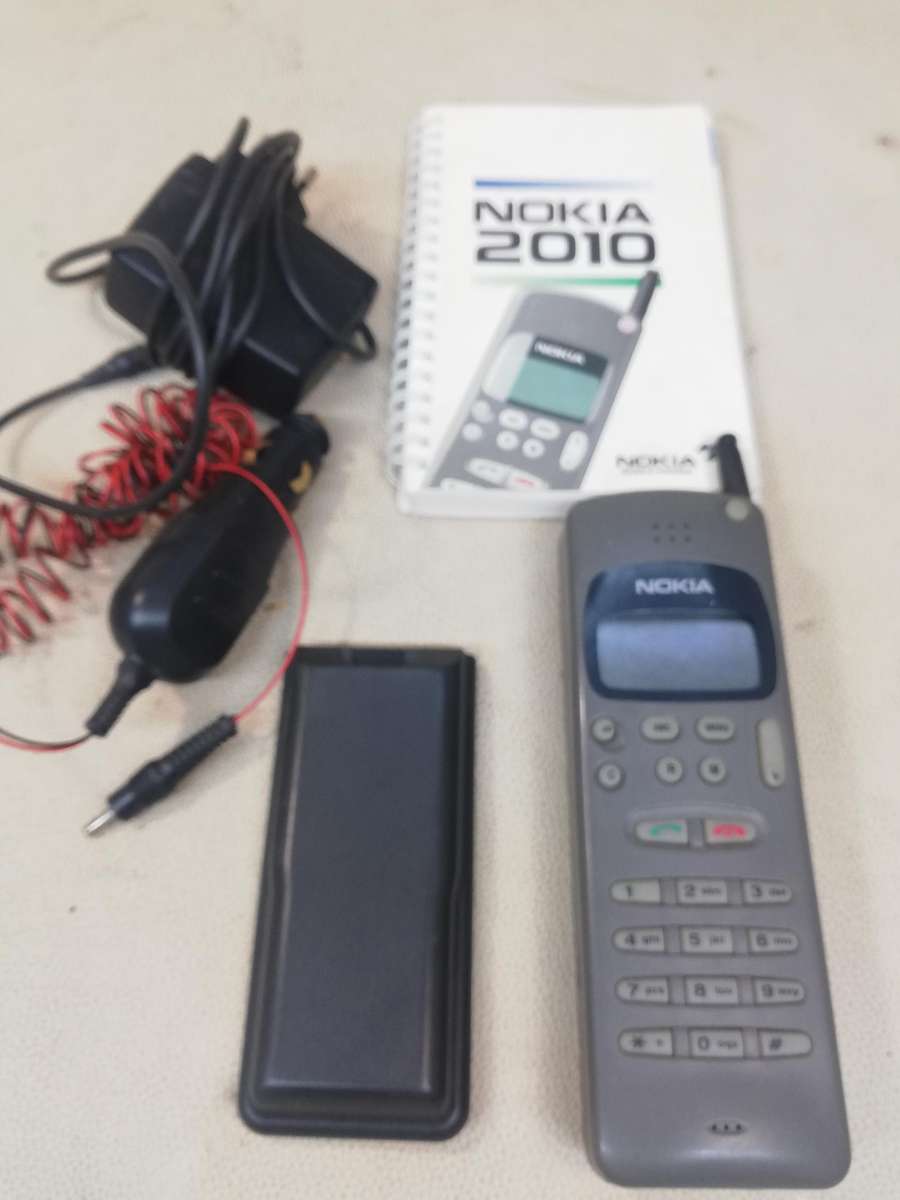 Vintage Nokia Nokia 2010 - Brick phone - Complete with Manual and Chargers