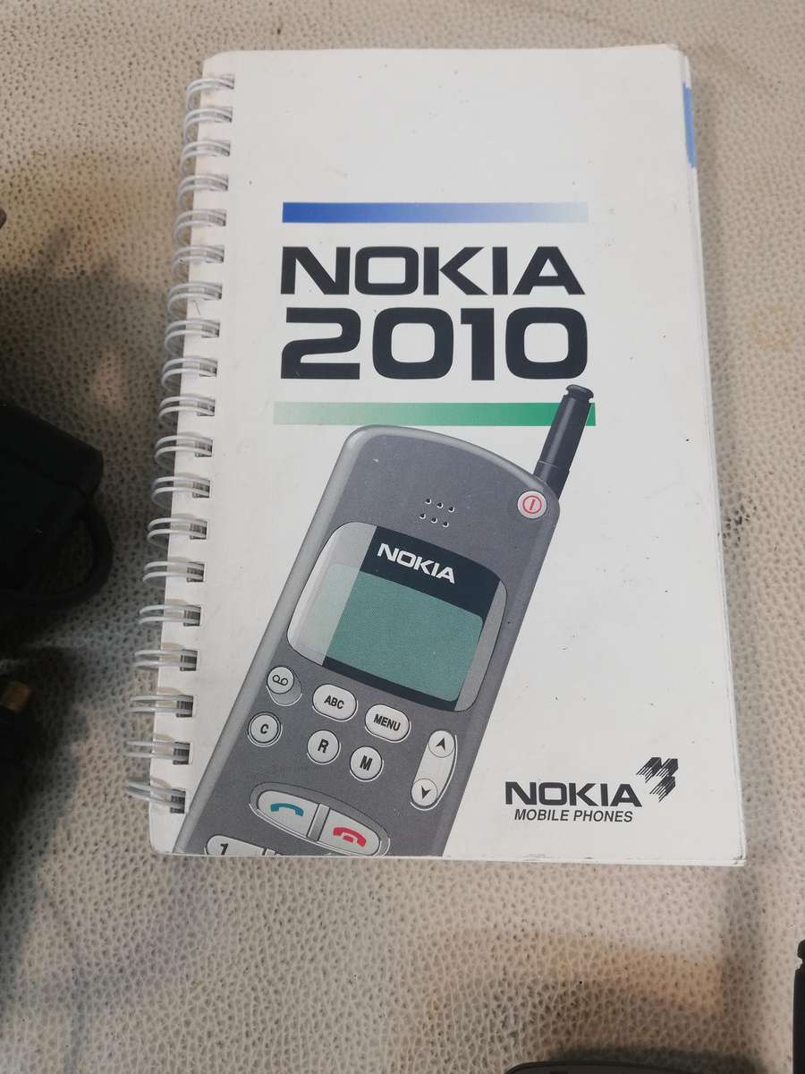 Vintage Nokia Nokia 2010 - Brick phone - Complete with Manual and Chargers