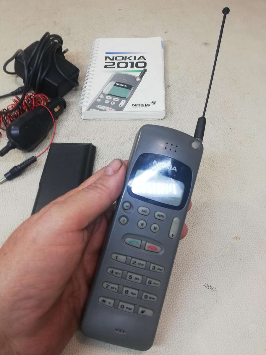 Vintage Nokia Nokia 2010 - Brick phone - Complete with Manual and Chargers