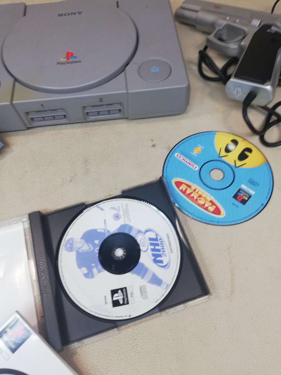 PS1 PlayStation 1 Original Video Game Console WITH/ CONTROLLER LIGHT GUN AND 2 GAMES