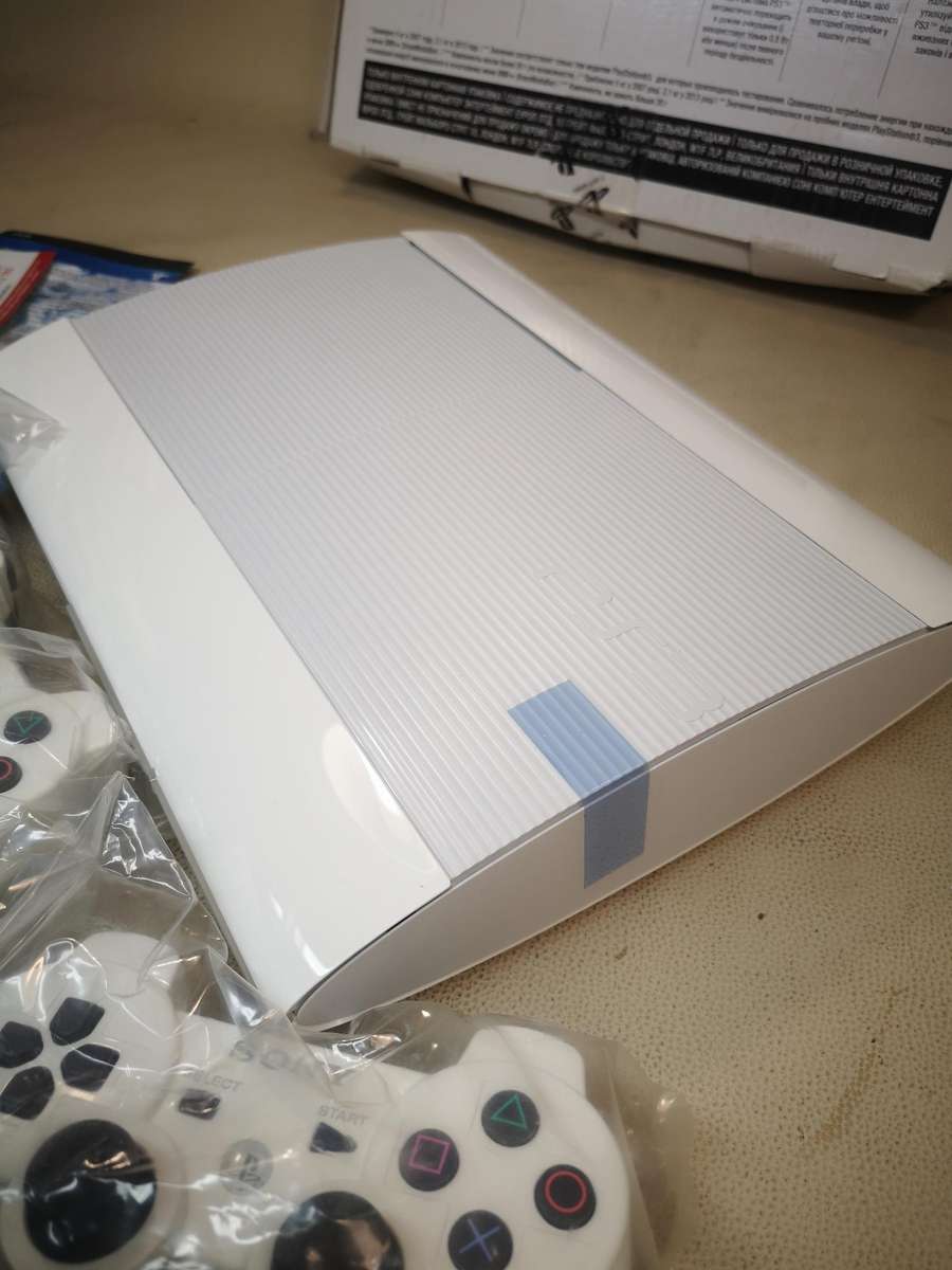 Complete Chrystal White Sony PS3-CECH-4204A + 2 Controls