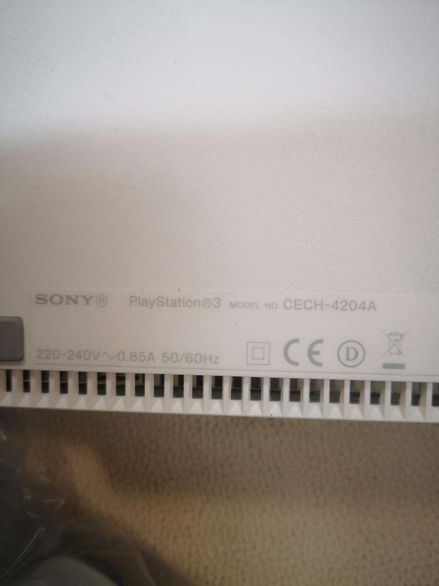 Complete Chrystal White Sony PS3-CECH-4204A + 2 Controls