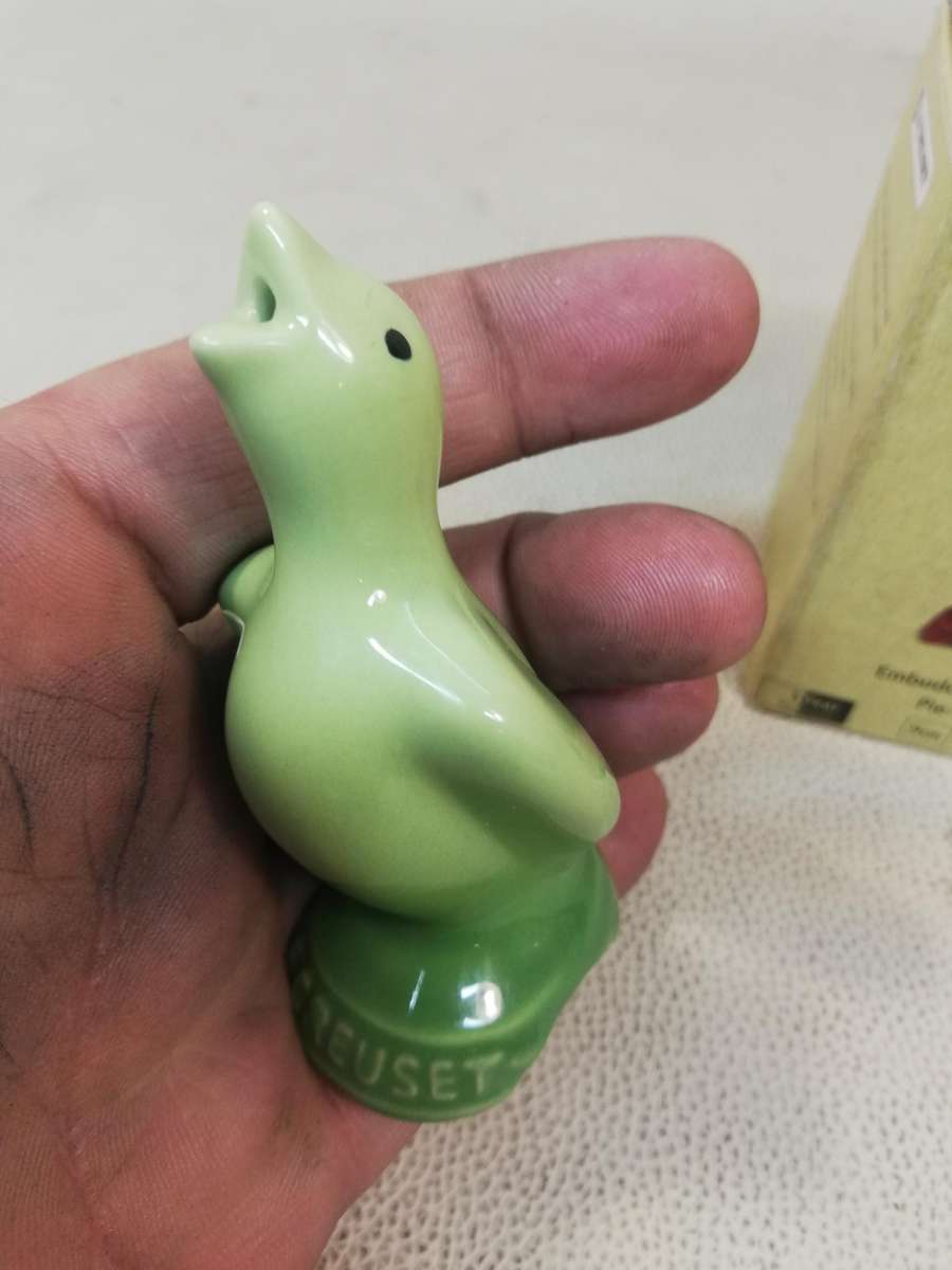 NEW Le Creuset Pie Bird Baking Funnel Marseille Green - Rare