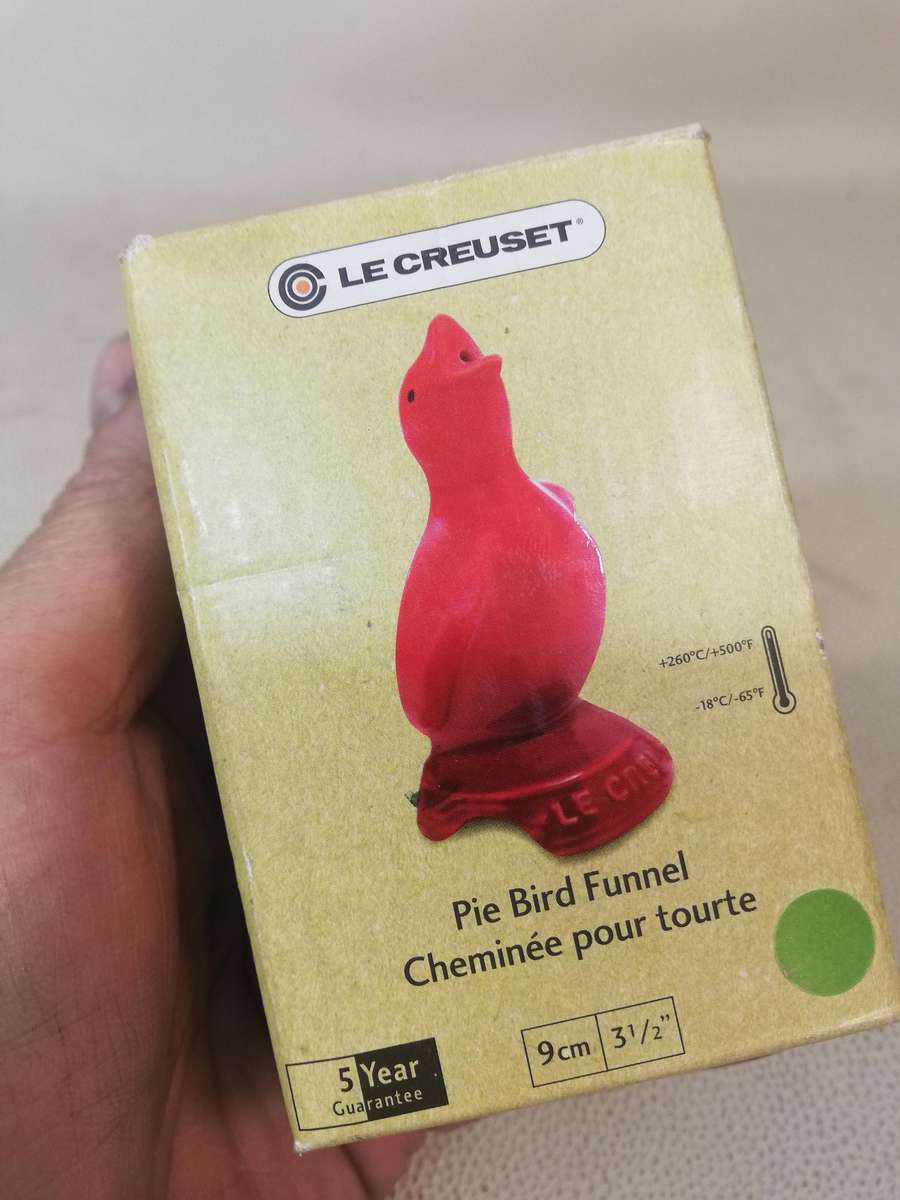 NEW Le Creuset Pie Bird Baking Funnel Marseille Green - Rare