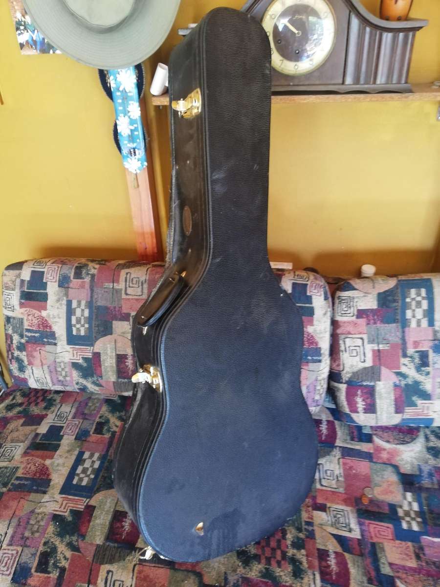 Beautifull YAMAHA CG-100A Classical Guitar in a Guitar Case
