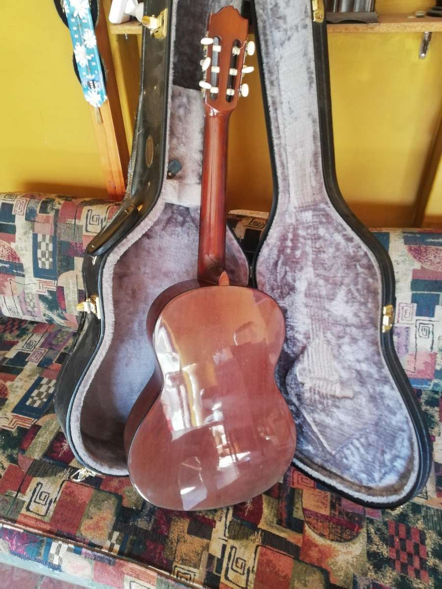 Beautifull YAMAHA CG-100A Classical Guitar in a Guitar Case